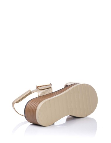 Sandalia con velcro.