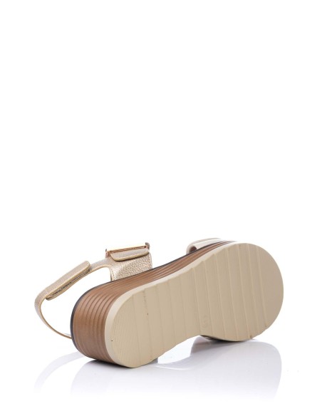Sandalia con velcro.