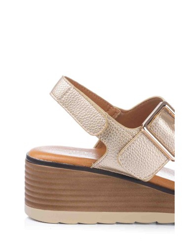Sandalia con velcro.