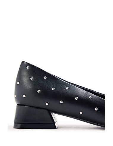 Zapato de salón con tachas