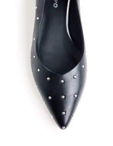 Zapato de salón con tachas